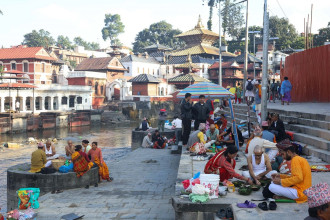 दिवंगत पितृ सम्झिएर पशुपतिमा सोह्रश्राद्ध गर्नेहरूको घुइँचो (तस्बिरसहित)