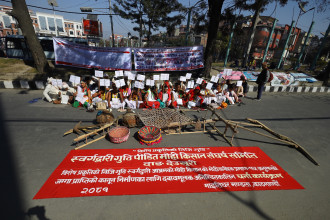 स्वर्गद्वारी गुठी पीडित मोही किसानको माइतीघरमा धर्ना (तस्बिरसहित)