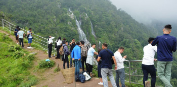 तीनधारे झरनाको प्राकृतिक सुन्दरतामा रम्दै पर्यटक