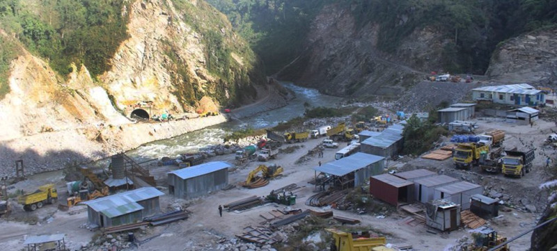 अरुण तेस्रोमा कार्यरत एक मजदुरको मृत्यु, दुई घाइते