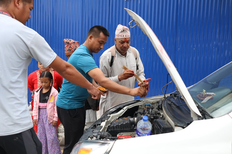 भद्रकालीमा सवारीसाधन पूजा गर्नेहरूको घुइँचो (तस्बिरसहित)