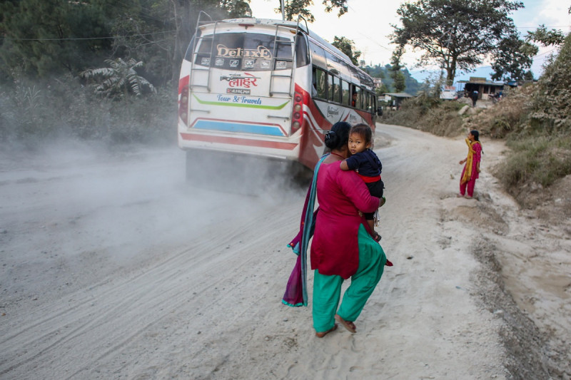 धुलिखेल–खावा खण्डको चार किलोमिटर सडकमा यात्रुलाई सधैं सास्ती (तस्बिरसहित)