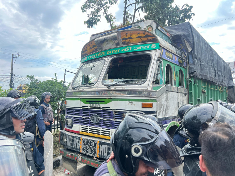 भक्तपुरमा ट्रकले च्यापेर महिलाको मृत्यु, गठ्ठाघर तनावग्रस्त (तस्बिरहरू)