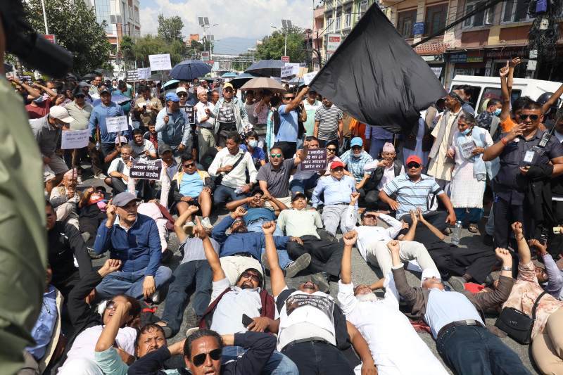 नदी किनारको थप २० मिटर मापदण्ड खारेजी माग गर्दै प्रदर्शन (तस्बिरहरू)