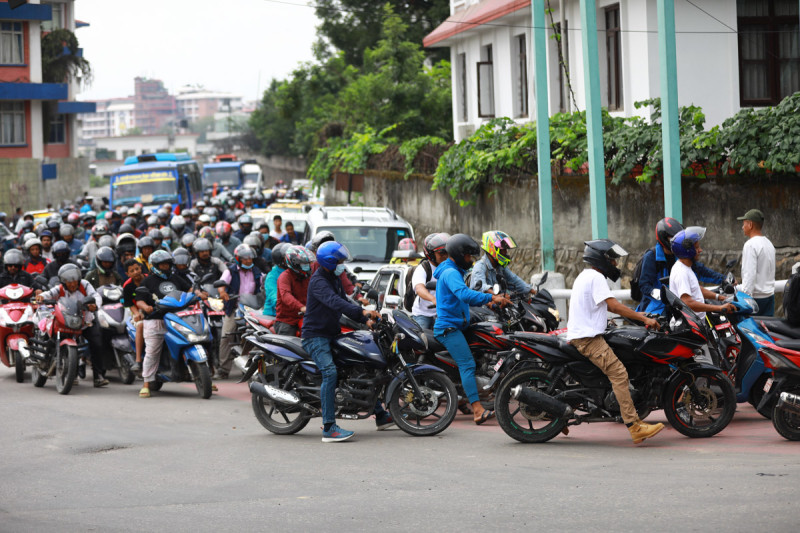 ट्यांकर चालकको हड्तालपछि सरकारी पम्पमा पेट्रोल भर्नेको भीड (फोटो फिचर)