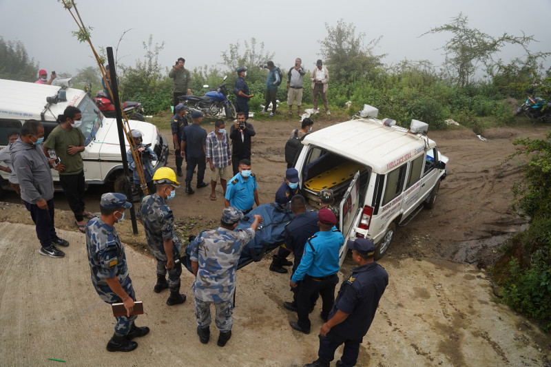 त्रिवि शिक्षण अस्पतालमा एयर डाइनेस्टी हेलिकोप्टर दुर्घटनाका शवको पोस्टमार्टम हुँदै (तस्बिरसहित)