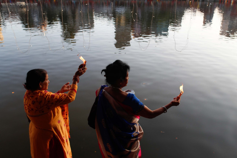 उदाउँदो सूर्यलाई अर्घ्य अर्पणसँगै छठ समापन (तस्बिरसहित)