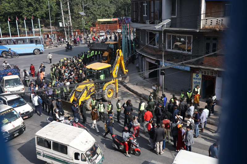 काठमाडौंको गौशालाका अनधिकृत संरचनामा महानगरको डोजर (तस्बिरसहित)