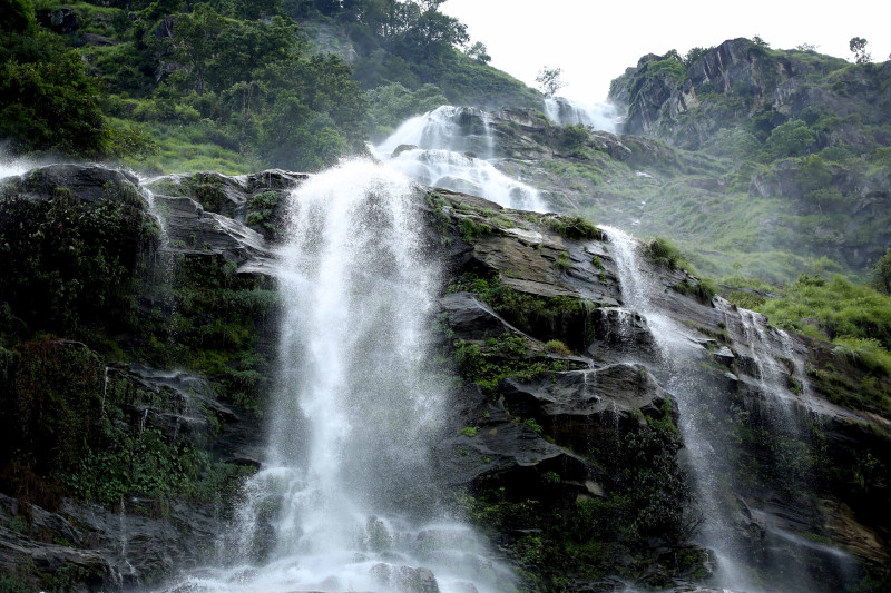 मनमोहक मैलुङ झरनामा आन्तरिक पर्यटकको भीड(तस्बिरसहित)