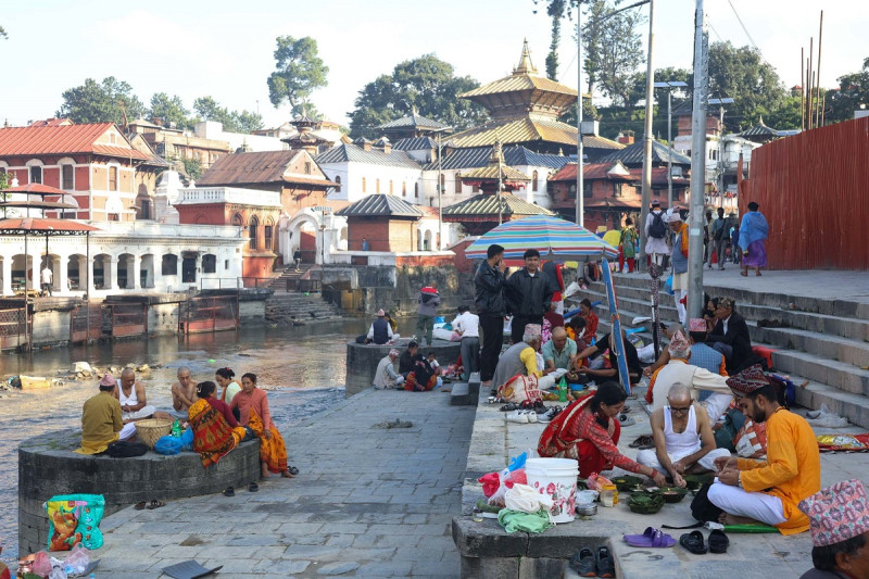 दिवंगत पितृ सम्झिएर पशुपतिमा सोह्रश्राद्ध गर्नेहरूको घुइँचो (तस्बिरसहित)