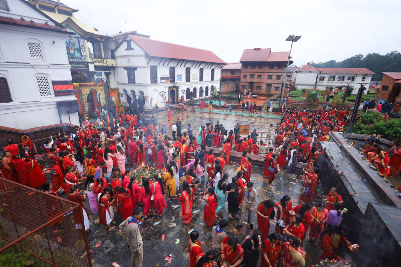 हरितालिका तिजमा पशुपतिनाथ मन्दिरमा पूजाआजा र नाचगान गर्दै व्रतालुहरू(तस्बिरसहित)